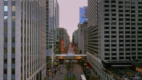 State-Street-Mit-Chicago-Schild-Aus-Der-Luft