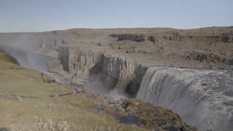 Riesiger-Dettifoss-Wasserfall-Unter-Dem-Klaren-Isländischen-Himmel