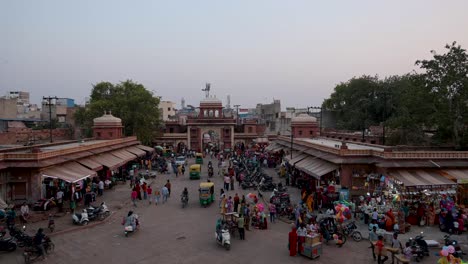 Menschen,-Die-Am-Abend-Auf-Einer-überfüllten-Einkaufsstraße-In-Der-Stadt-Spazieren.-Das-Zeitraffervideo-Aus-Flachem-Winkel-Wurde-Am-06.-November-2023-Auf-Dem-Sardar-Markt-In-Ghantaghar,-Jodhpur,-Rajasthan,-Indien,-Aufgenommen