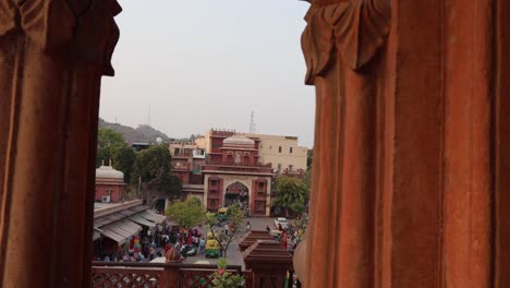 Menschen,-Die-Tagsüber-Aus-Einem-Anderen-Blickwinkel-Auf-Der-Stadtstraße-In-Der-Nähe-Des-Historischen-Eingangstors-Spazieren.-Das-Video-Wurde-Am-06.-November-2023-Auf-Dem-Sardar-Markt-In-Ghantaghar,-Jodhpur,-Rajasthan,-Indien,-Aufgenommen