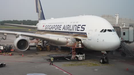 Singapore-Airlines-A380-Con-La-Puerta-Del-Compartimento-De-Carga-Abierta-En-El-Aeropuerto-De-Changi