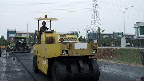 Pneumatic-tired-roller,-Asphalt-Paver-Finisher-heavy-soil-compaction-equipment-are-used-in-the-construction-of-asphalt-bases-or-roads