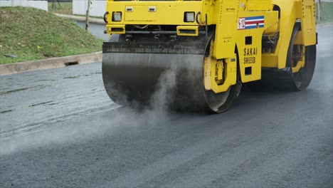 Tandem-roller-heavy-soil-compaction-equipment-is-used-in-the-construction-of-asphalt-bases-or-roads