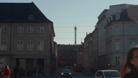 Kopenhagener-Straßenszene-Mit-Fernblick-Auf-Den-Turm-Der-Tivoli-Gärten