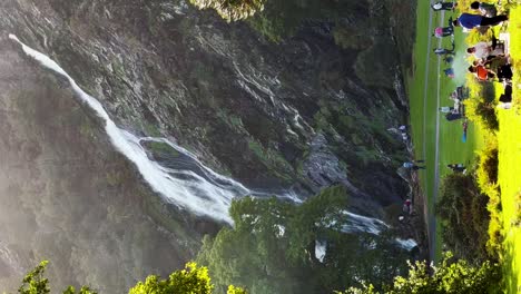 Sonniger-Rückzugsort-Am-Fluss:-Familien-Und-Freunde-Genießen-Grillvergnügen-Vor-Der-Kulisse-Des-Powerscourt-Wasserfalls-In-Wicklow,-Irland