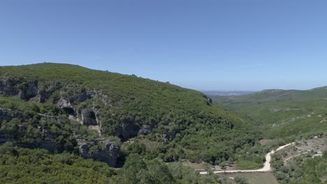 Höhlen-Und-Kavernen-In-Den-Bergen-Portugal-Luftaufnahme