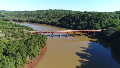 Puente-Remoto-En-El-Corazón-De-La-Selva-Sudamericana.