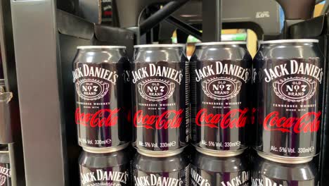 Jack-Daniels-Coca-Cola-Whiskydose-In-Limitierter-Auflage,-Trinkfertiger-Cocktail-Im-Carrefour-Supermarkt-In-Estepona,-Spanien,-Beliebte-Marken,-4K-Aufnahme