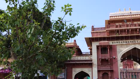 Historisches-Eingangstor-Mit-Strahlend-Blauem-Himmel-Am-Tag-Aus-Einem-Einzigartigen-Blickwinkel.-Das-Video-Wurde-Auf-Dem-Sardar-Markt-In-Ghantaghar,-Jodhpur,-Rajasthan,-Indien,-Aufgenommen