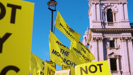 Anti-Monarchie--Und-Pro-Republik-Protestflaggen-Und-Schilder-Mit-Der-Aufschrift-„Nicht-Mein-König“-über-Die-Königliche-Familie-In-Westminster,-London