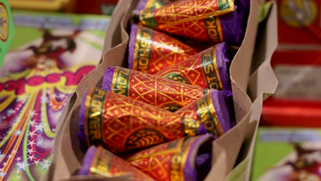Feuerwerkskörper,-Die-Auf-Dem-Diwali-Fest-Zum-Verkauf-Angeboten-Werden,-Aus-Einem-Anderen-Blickwinkel
