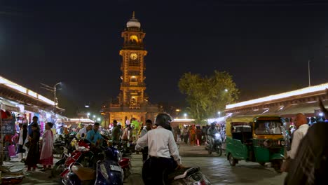 Menschen,-Die-Nachts-Auf-Einer-überfüllten-Einkaufsstraße-In-Der-Stadt-Spazieren.-Das-Zeitraffervideo-Aus-Einem-Flachen-Winkel-Wurde-Am-06.-November-2023-Auf-Dem-Sardar-Markt-In-Ghantaghar,-Jodhpur,-Rajasthan,-Indien,-Aufgenommen