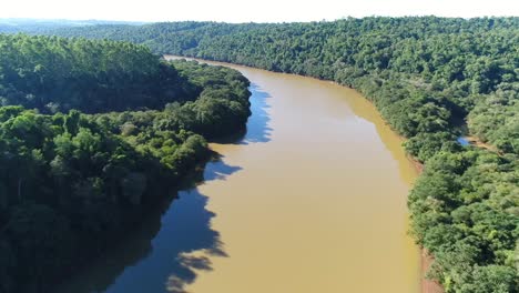 Wunderschöner-Fluss-Mit-Braunem-Wasser,-Der-Durch-Das-Herz-Des-Amazonas-Regenwaldes-Fließt