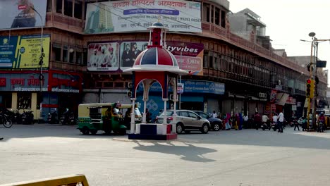 Überfüllter-Straßenverkehr-In-Der-Stadt-Am-Verkehrskontrollsignal-Aus-Einem-Anderen-Blickwinkel.-Das-Video-Wurde-Am-06.-November-2023-In-Jodhpur,-Rajasthan,-Indien,-Aufgenommen