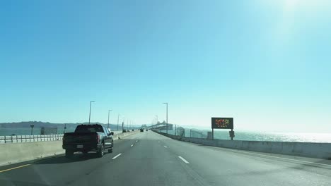 Täglicher-Pendel--Oder-Roadtrip-über-Gewässer-In-Der-Bucht-Von-San-Francisco,-Überquerung-Der-Richmond-San-Rafael-Brücke