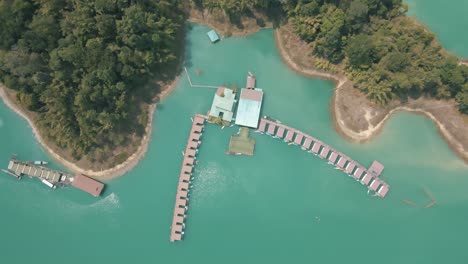 Increíbles-Imágenes-De-Drones-De-Bungalows-Sobre-El-Agua-En-El-Lago-En-El-Parque-Nacional-De-Khao-Sok,-Tailandia