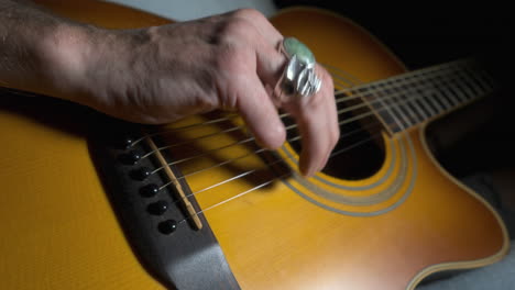 Amputierter-Spielt-Akustikgitarre-Mit-Fehlenden-Fingern