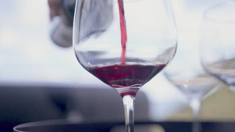 Rotwein-In-Ein-Glas-Gießen
