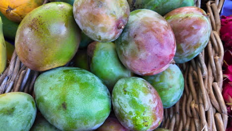 Exotic-fresh-sweet-mangos-from-the-local-farm-for-sale-at-an-organic-farmers-market,-healthy-bio-fruits,-4K-shot