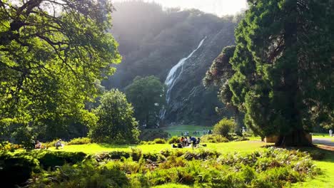 Sonniges-Familienpicknick:-Fröhliches-Beisammensein-Am-Powerscourt-Wasserfall-In-Wicklow,-Irland