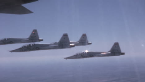 Dichte-US-Jet-Formation-Der-1960er-Jahre-–-Demonstration-Der-Fähigkeiten-Von-Nato-Piloten-Aus-Der-Cockpit-Perspektive