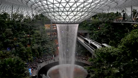 Mit-Blick-Auf-Den-Atemberaubenden-Indoor-Wasserfall-Am-Flughafen-Jewel-Changi