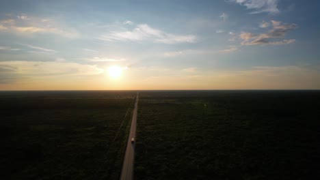 Drohnenaufnahme-Des-Sonnenuntergangs-Mit-Straße-In-Yucatan,-Mexiko