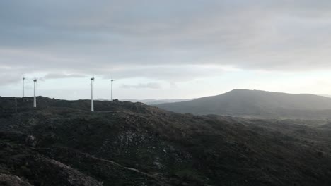 Landschaftsansicht-Vom-Schloss-Sortelha-In-Portugal-Mit-Windkraftanlagen,-Schwenk-Nach-Rechts