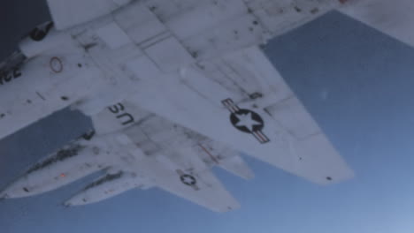 US-Jets-Der-1960er-Jahre-In-Enger-Formation---Trainingsflug-Eines-Militärpiloten-Von-Unten