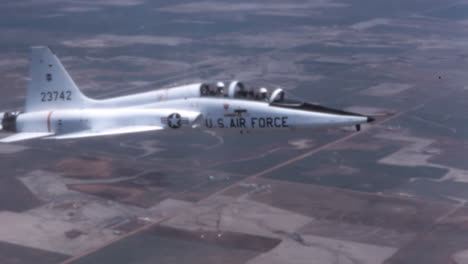 1960er-Jahre-US-Kampfflugzeug-Formationsflug-über-Der-Wüste