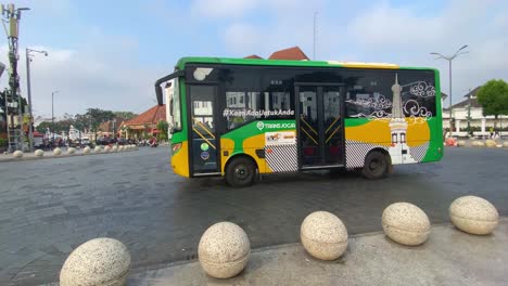 Weitwinkelaufnahme-Des-0-Kilometer-Langen-Yogyakarta-Mit-Vorbeifahrenden-Transportbussen