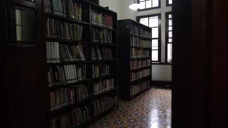 Librería-Con-Estructura-Gótica-Antigua,-Silenciosa-Y-Pacífica,-Ideal-Para-Estudiar.