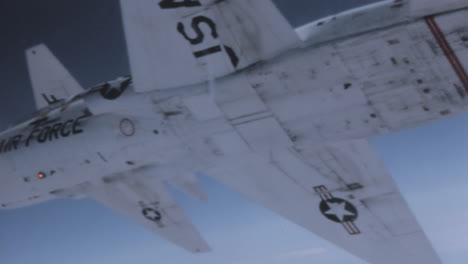Enge-Formation-Von-US-Jets-Aus-Den-1960er-Jahren-–-Blick-Von-Unten-Aus-Der-Sicht-Eines-Militärpiloten