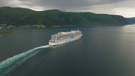 Blick-Aus-Der-Vogelperspektive-Auf-Ein-Riesiges-Luxuskreuzfahrtschiff,-Das-Ålesund,-Norwegen,-Verlässt