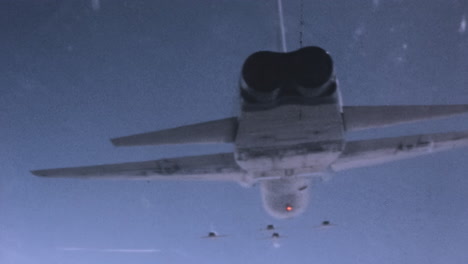 Rückansicht-Der-Unterseite-Eines-US-Kampfjets-Im-Formationsflug-–-Pilotenperspektive-Der-1960er-Jahre