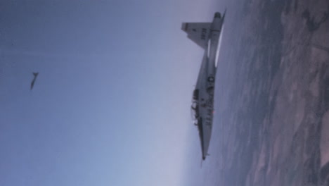 US-Kampfflugzeug-Der-1960er-Jahre-Im-Flug,-Nahaufnahme-–-Vertikale-Vintage-Aufnahmen-Aus-Der-Cockpitperspektive