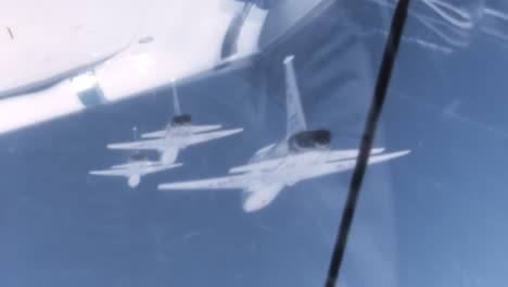 Amerikanische-Kampfflugzeuge-Des-Kalten-Krieges-In-Enger-Formation-–-Schaufenster-Der-Pilotenfähigkeiten-Der-1960er-Jahre