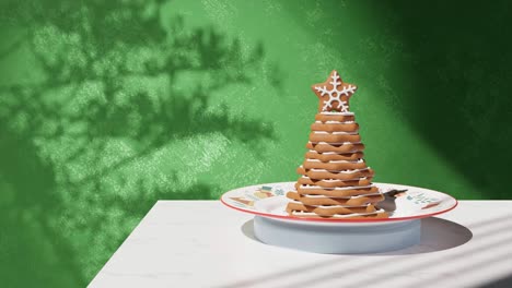Pyramiden-Schokoladenplätzchen-Kuchen,-Zuckerhaltiges-Junkie-Essen-Für-Partys-Auf-Weißem-Tisch-Und-Grünem-Hintergrund