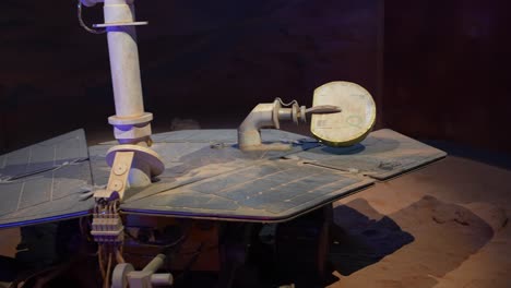 Réplica-Del-Rover-Marciano-En-Una-Exhibición-En-Un-Museo-En-El-Parque-Temático-Futuroscope,-Primer-Plano