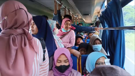 Blick-Auf-Die-Passagierdichte-In-Bussen-In-Indonesien