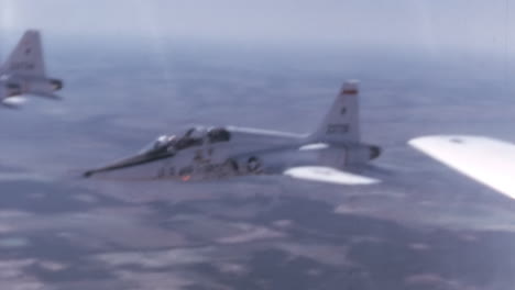 US-Militärflugzeugformation-Der-1960er-Jahre,-Nahaufnahme-Aus-Der-Perspektive-Des-Pilotencockpits