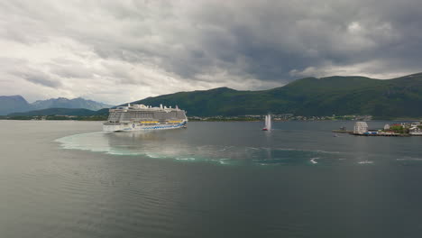 Kreuzfahrtschiff-Kommt-Vor-Der-Hafenstadt-Ålesund-In-Norwegen-An,-Luftbildaufnahme