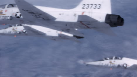 Präzisionsflug:-US-Schulflugzeuge-In-Enger-Formation-–-Heck-Und-Triebwerk-In-Nahaufnahme