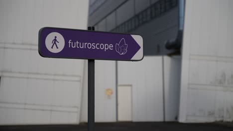 Street-sign-pointing-to-the-entrance-of-Futuroscope-theme-park,-Close-up-shot