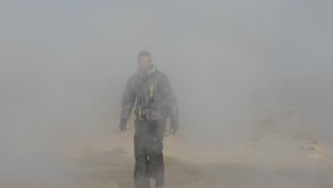 Hombre-Turista-Emergiendo-De-La-Niebla-Geotérmica-De-Islandia