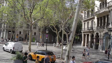 Static-video-of-people-passing-by-in-busy-part-of-Barcelona,-Spain