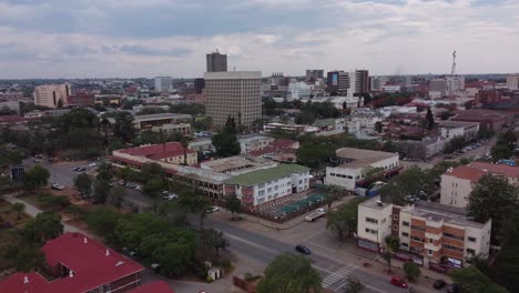Drohnenvideo-Von-Gebäuden-In-Der-Innenstadt-Von-Bulawayo,-Simbabwe