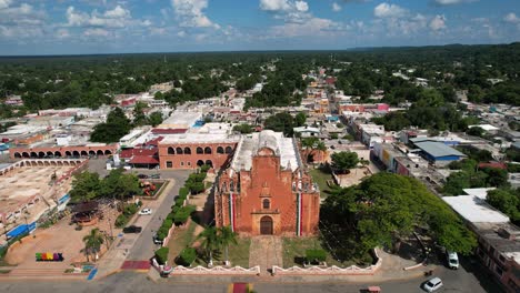Höhen-Drohnenaufnahme-Der-Hauptkirche-Von-Tekax-Yucatan,-Mexiko,-Am-Mittag