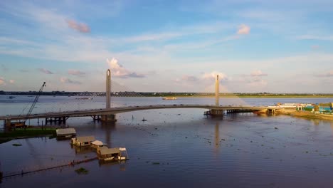 Luftdrohnenaufnahme,-Die-Sich-In-Richtung-Diamond-Island-Norea-Island-Bridge-Auf-Der-Insel-Koh-Pich-In-Der-Stadt-Phnom-Penh-Bewegt