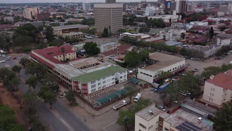 Vídeo-De-Drones-De-Los-Edificios-Del-Centro-De-Bulawayo,-Zimbabwe